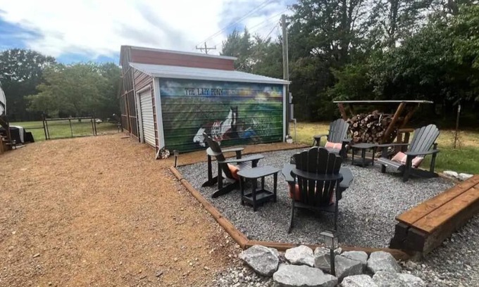 Honey Grove House | The Lazy Pony at the Barn/Hot Tub/3 acres Hiking Trails/Unique Barn Living Area