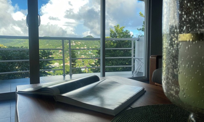 Corinthe Apartment | The Ledge - Sunrise Studio