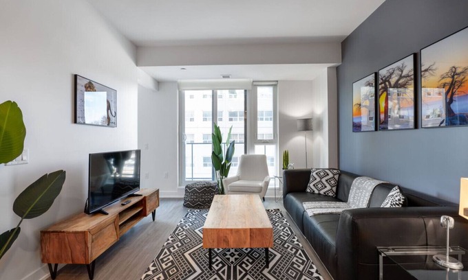 Centretown West Apartment | The Lennox 1 BR + DEN