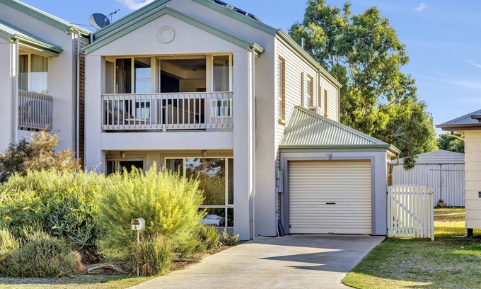 Port Willunga House | The Lighthouse ~ Port Willunga - Cosy Coastal Townhouse in Port Willunga