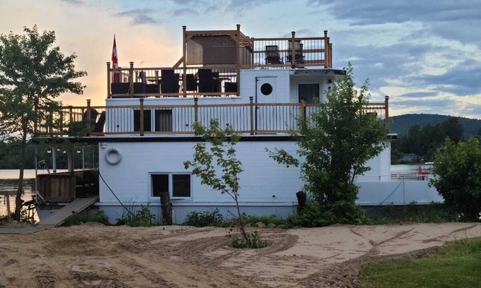 Barry's Bay Boat Rental | The Lily Pad Vacation Rentals