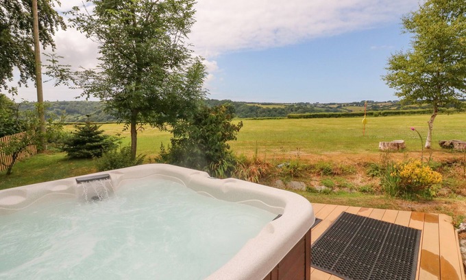 Brayford Cottage | THE LINHAY, pet friendly, with hot tub in Bratton Fleming