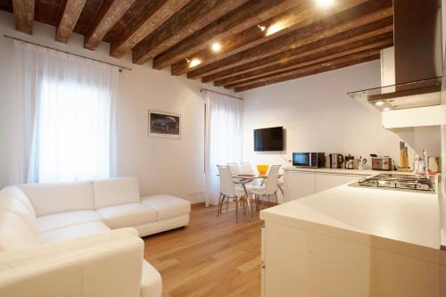 Castello Apartment | The Lion's House APT2