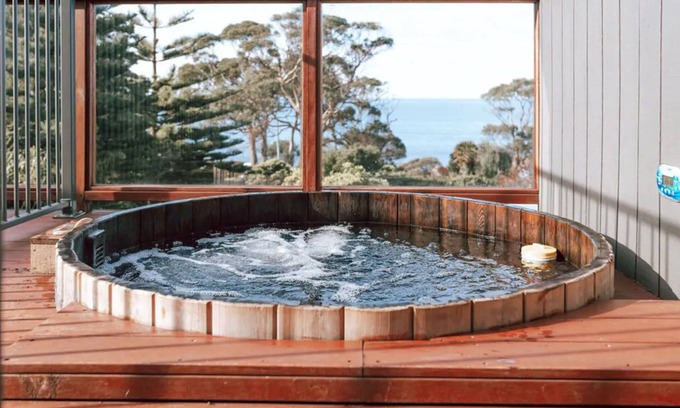 Bicheno House | The Little Lobster - Views in a hot tub!