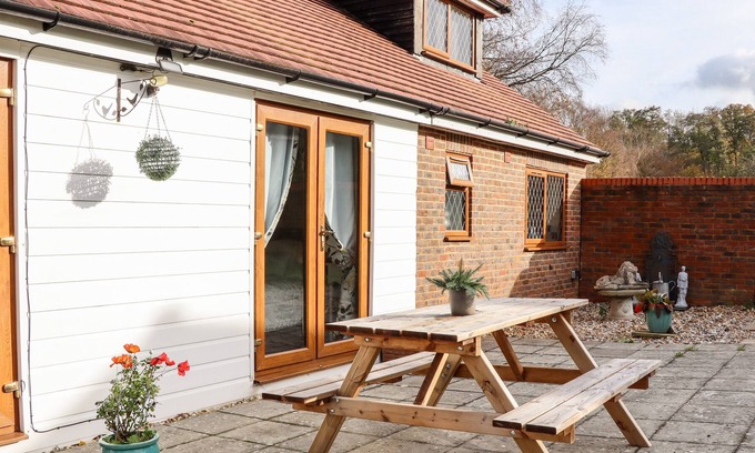 Beckley House | THE LITTLE ABBEY, romantic, character holiday cottage in Broad Oak