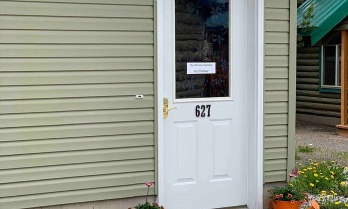 West Yellowstone Apartment | The Little Green Apt. cute, cozy and lots of light. Perfect for 2 or solo