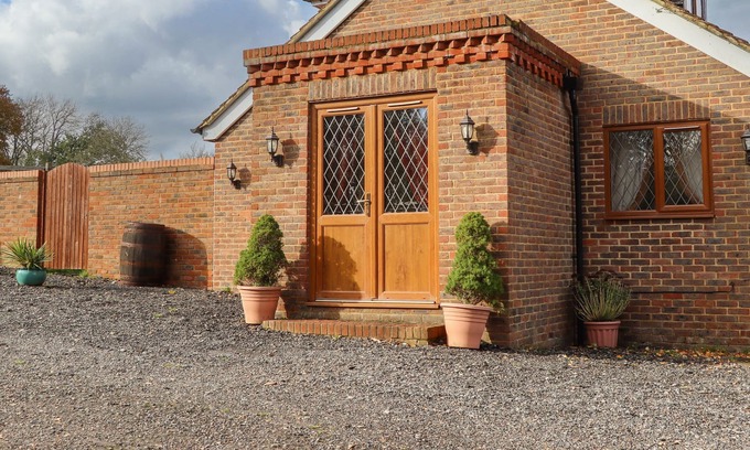 Beckley Cottage | THE LITTLE LODGE, pet friendly, with a garden in Broad Oak