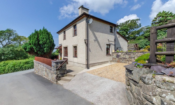 Llanfaglan House | The Lodge - Y Fron - Three Bedroom House, Sleeps 5