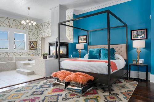 Fredericksburg Hotel | The Loft on Main St loft with balcony views