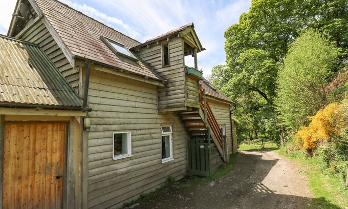 Tirabad Cottage | THE LOFT, pet friendly, with a garden in Knighton