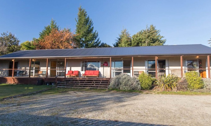 Wanaka Cottage | The Long House - Wanaka Holiday Home - Bachcare NZ