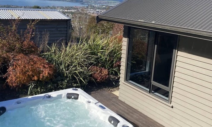 Rotorua House | The Lookout | Stunning Rotorua Views with Spa Pool