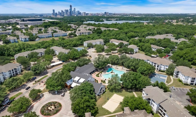 Pleasant Valley Apartment | The Magenta - Bold Design + Prime Location + Sleeps 12 + Amenities