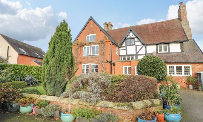 Denstone Cottage | THE MANOR HOUSE, pet friendly, character holiday cottage in Rocester