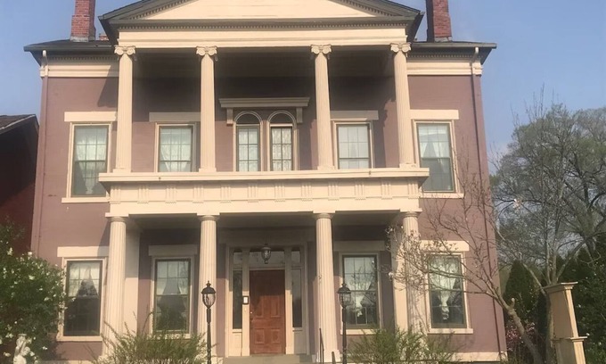 Galena House | The Mansion on Park Avenue - walk to downtown Galena