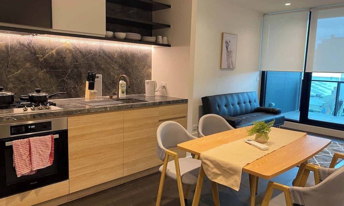 West Melbourne Apartment | The Marker - Modern West Melbourne Apt w/parking