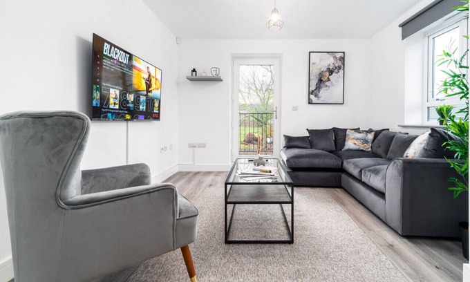 Smethwick Apartment | The Marsons Collection- 2 Bed Apartment- Parking