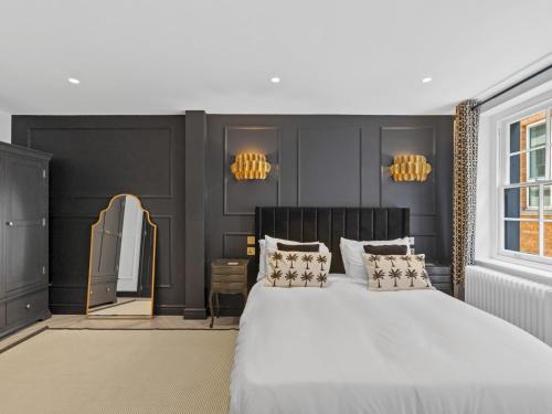 Mayfair Apartment | The Mayfair Noir: Elegant 2-Bed2-Bath Pass the Keys