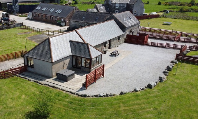 Castle Douglas House | THE MIDDLE BYRE, pet friendly, with hot tub in Gatehouse Of Fleet