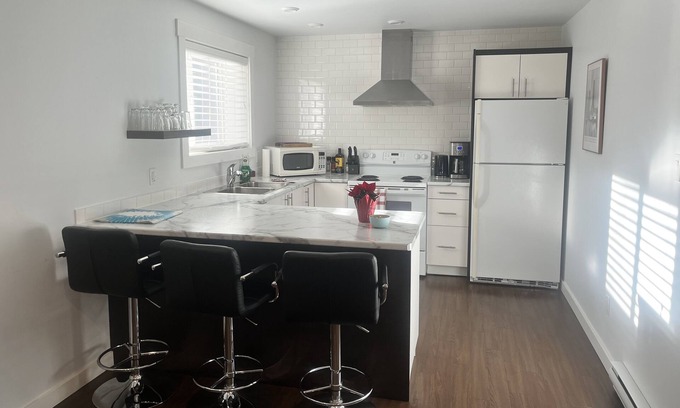 Comox Apartment | The Modern Comox Suite