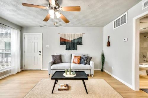 Old East Dallas Apartment | The Munger Proper - Spa Pool