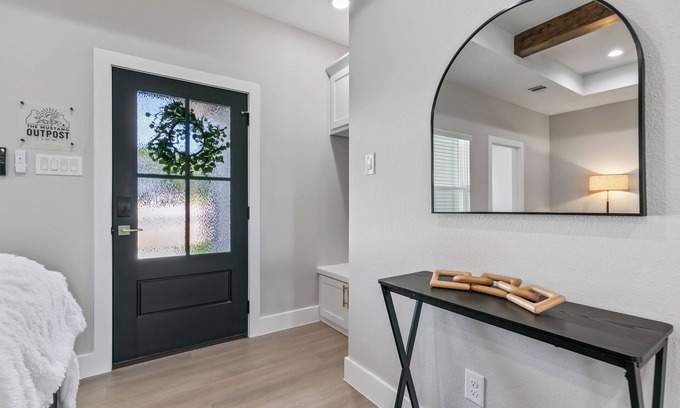 Granbury House | "The Mustang Outpost", Family-Friendly, Sleeps 8 Conveniently Near Downtown