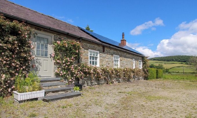 Clun Cottage | THE MYTTON AT MILL BARN, pet friendly, with open fire in Clun