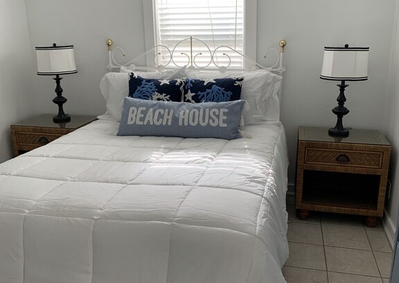 Flagler Beach Cottage | The Nest, 2 bed,1 block to beach, pier & restaurants, dog friendly