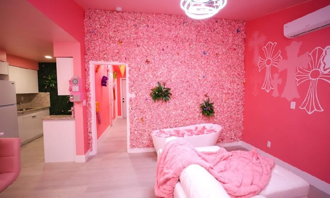 Edgewood House | The New Pink Playhouse 2bdrm near Airport & Beach Sleeps 6