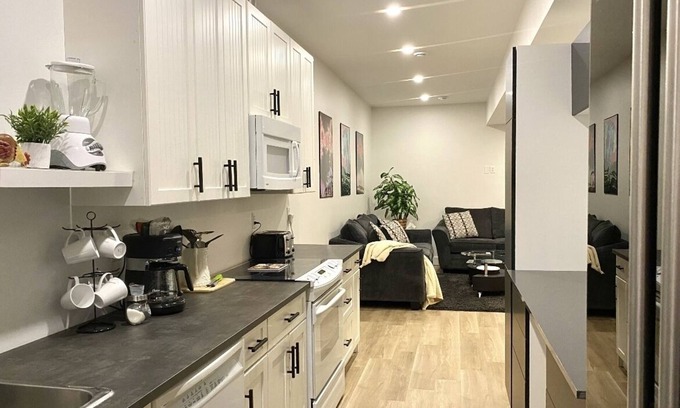 West Kelowna Estates Bed & Breakfast | The Notorious B.N.B- Full Kitchen / Wineries / Hiking Trails