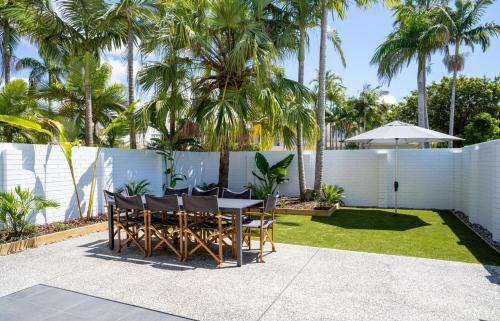 Noosa Heads Apartment | The Oasis has a private courtyard and ideal location to walk