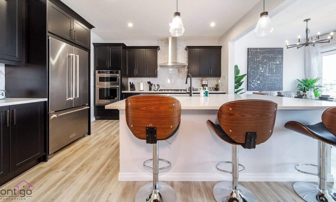 Southwest Edmonton House | The Obsidian | AC | Sleeps 14 | Near YEG Airport
