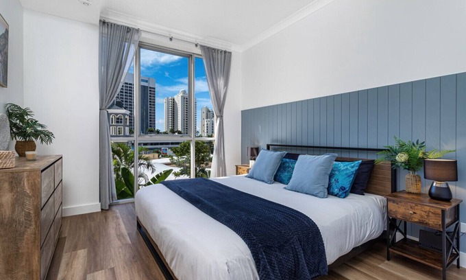 Surfers Paradise Apartment | `The Ocean Breeze Getaway` by Inn Paradise