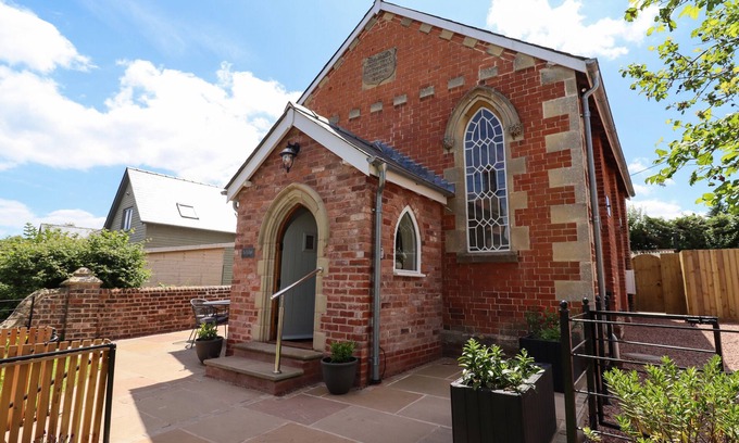 Dorstone Cottage | THE OLD CHAPEL, family friendly, with open fire in Dorstone