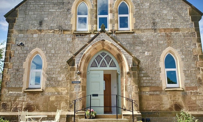 Tideswell Apartment | The Old Chapel Tideswell Peak District - 2 ensuite bedrooms- private parking