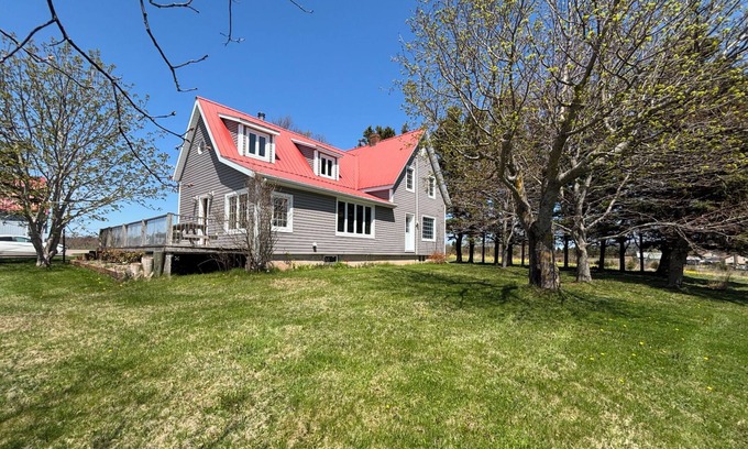 Canoe Cove House | The Old Honey House near Canoe Cove Beach