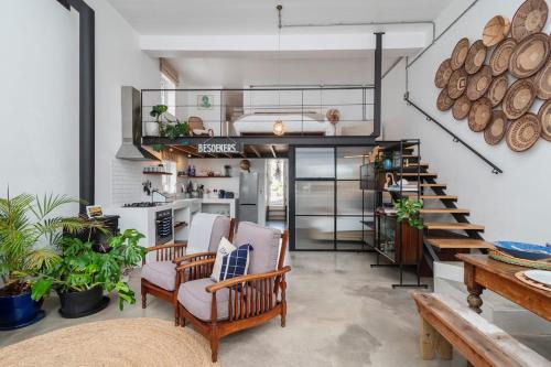 Trawal Apartment | The Old Shop loft apt in the heart of Kalk Bay