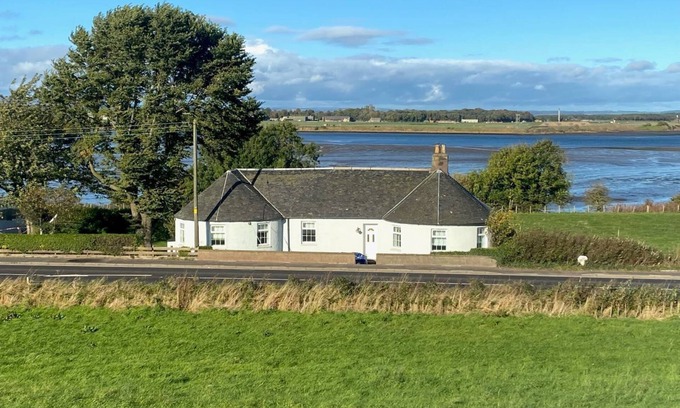 Kincaple House | The Old Toll House - a house that sleeps 8 guests in 3 bedrooms - Retreat Group