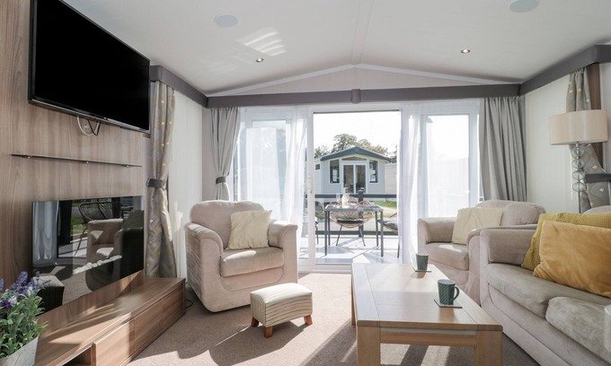 New Forest District Cottage | THE OLIVE LODGE, 227 SYCAMORE, pet friendly, with pool in New Milton
