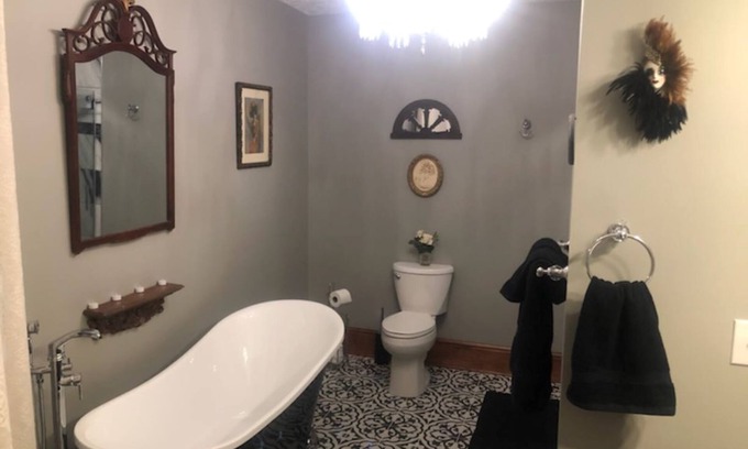 Ashfield Bed & Breakfast | THE OPERA HOUSE SUITE AT TRAILS END B&B