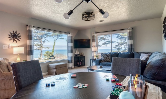 Lincoln City House | The Pacific Lookout Sleeps 6, Hot Tub, Pet Friendly, Ocean View, EV Charger