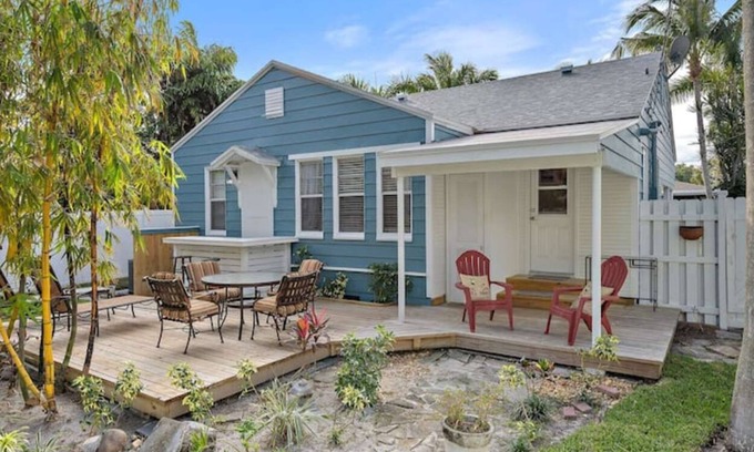 Parrot Cove Cottage | The Palm Cottage- 7 min drive to the beach