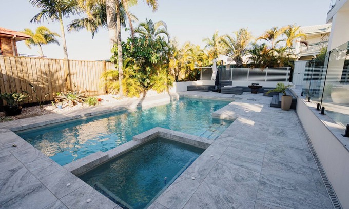 Ninderry House | The Palm - Five min walk to the beach & cafes
