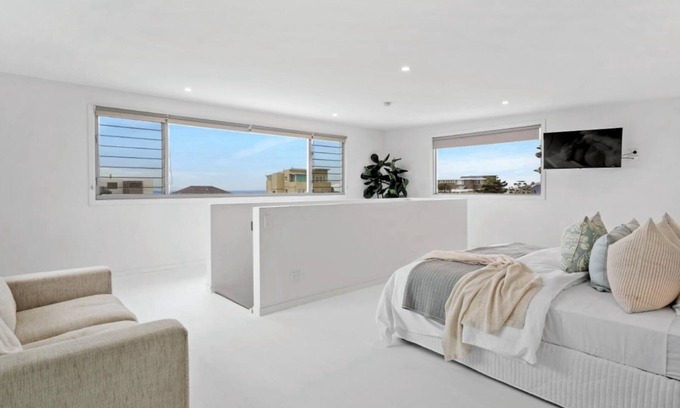 Wamberal House | THE PALMS @ WAMBERAL | Pool, close to beach | Accom Holidays