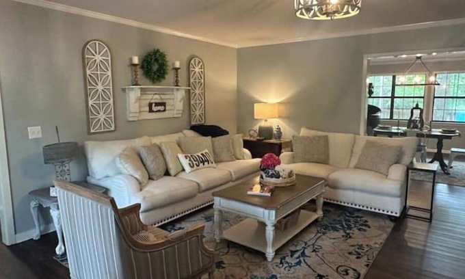 Laurel House | The Parker House –Charming 3BR Retreat with Porch Swing, Perfect for Girls’ Trip