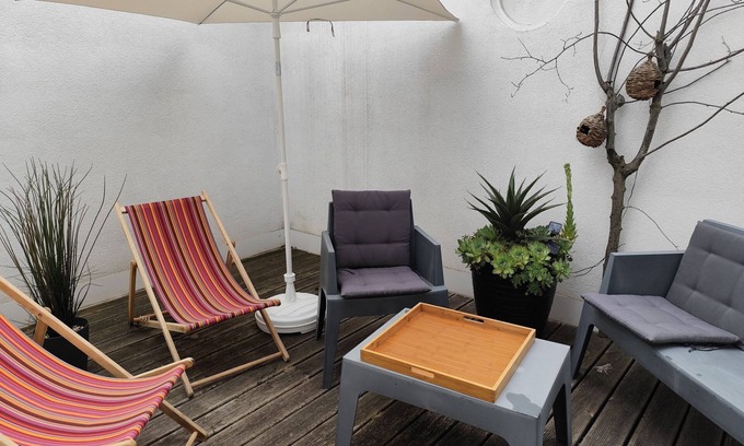 Poteries Apartment | "the patio" outdoor space, air conditioning and calm.
