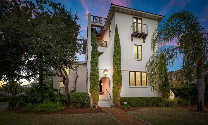 East Beach House | The Pelican Cottage - located in East Beach steps from Gould's Inlet!