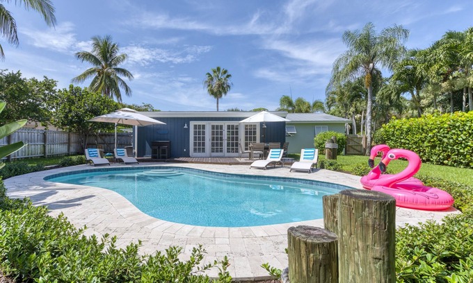 Palm Beach Gardens House | The Pelican Villa | Large Pool + Firepit!