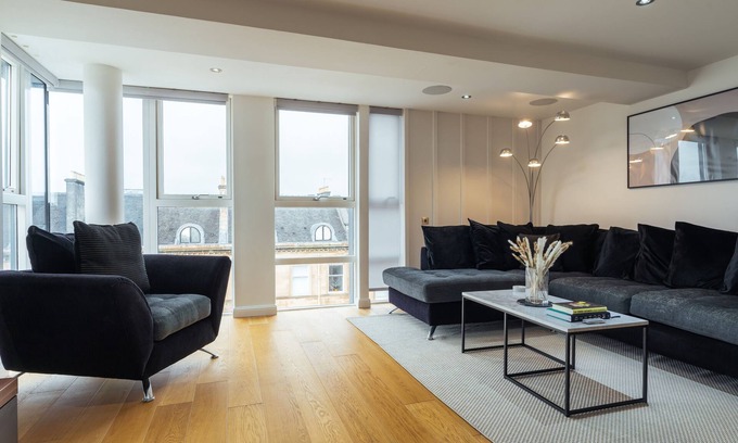 Kelvinbridge Apartment | The Penthouse Suite - Luxury Like No Other