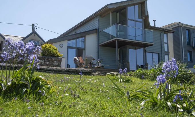 Treator Cottage | The Perch is a contemporary studio offering the perfect escape to the coast
